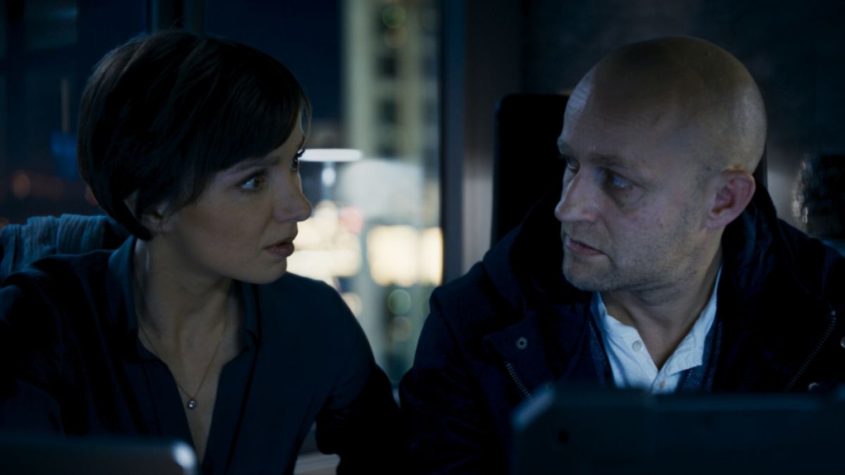 Elena (Julia Koschitz) und Marc (Jürgen Vogel) kommen einem illegalen Deal auf die Schliche, bei dem die Zukunft der Bank auf dem Spiel steht. (Foto)