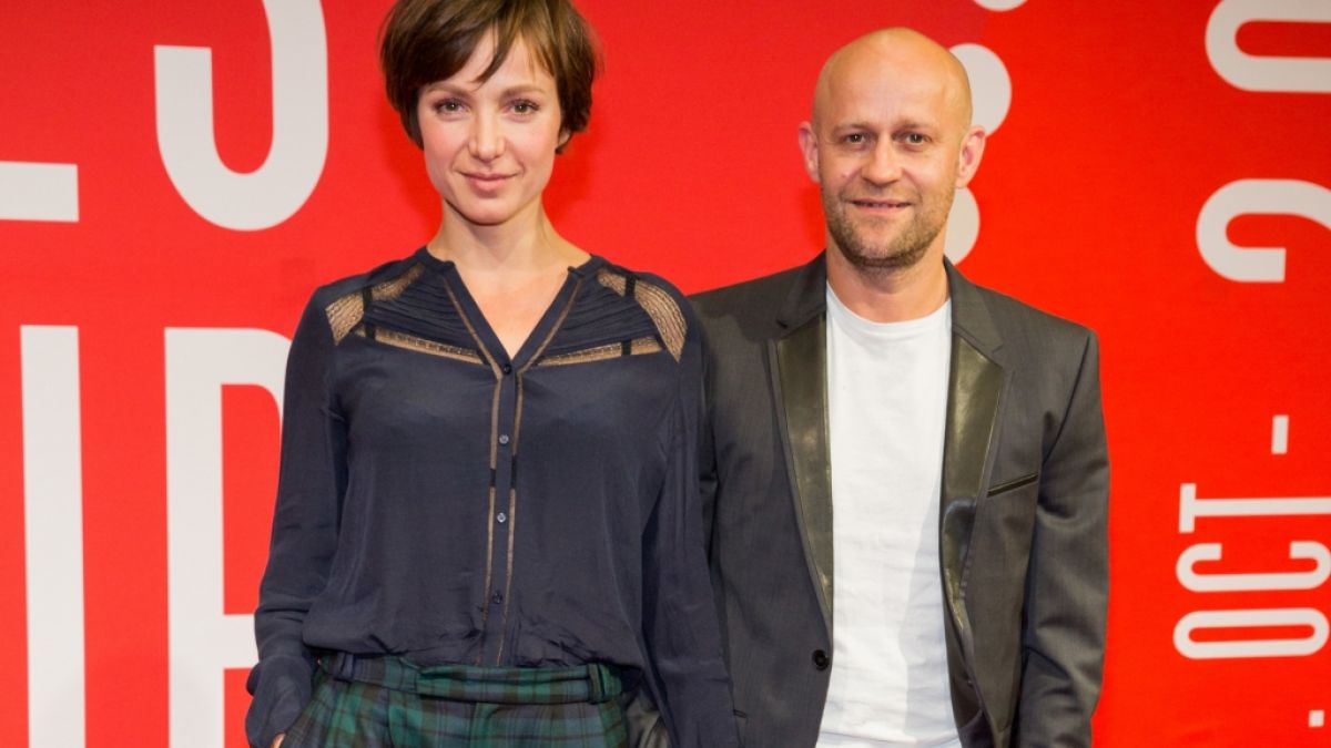 Julia Koschitz und Jürgen Vogel am 06. Oktober 2015 in Hamburg vor der Vorführung von "Vertraue mir" in Rahmen des Filmfests Hamburg. (Foto)