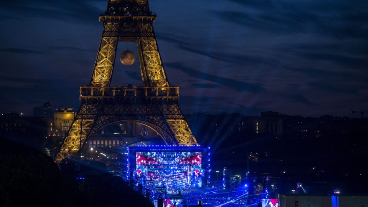 David Guetta performt vor dem Eiffel-Turm. (Foto)