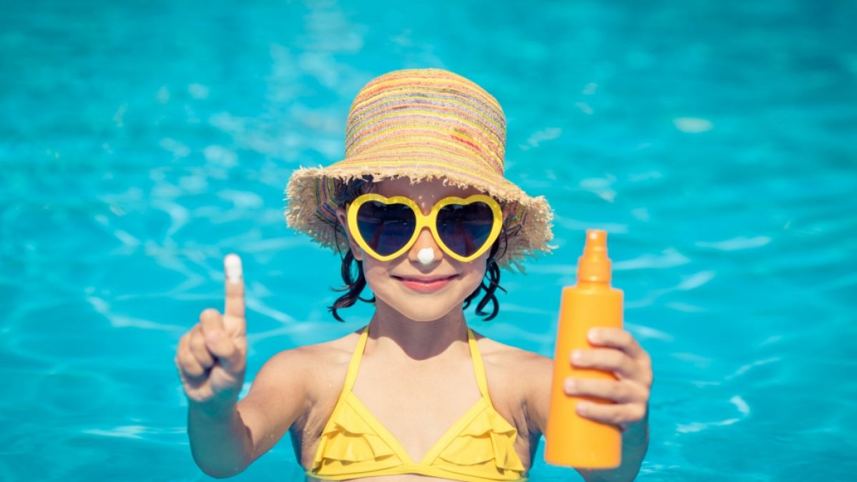 Sonnencreme schützt zwar vor der gefährlichen UV-Strahlung, birgt aber gefährliche Nebenwirkungen. (Foto)