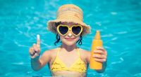 Sonnencreme schützt zwar vor der gefährlichen UV-Strahlung, birgt aber gefährliche Nebenwirkungen.
