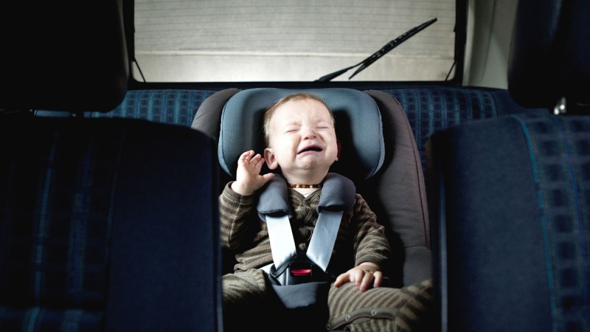 Ein Mann hat sein Baby bei 32 Grad vier Stunden lang im Auto liegen lassen und es anschließend in den Kühlschrank gelegt. (Symbolbild) (Foto)