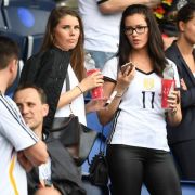Julian Draxlers Freundin Lena Terlau (rechts) im EM-Stadion beim Spiel Nordirland gegen Deutschland.