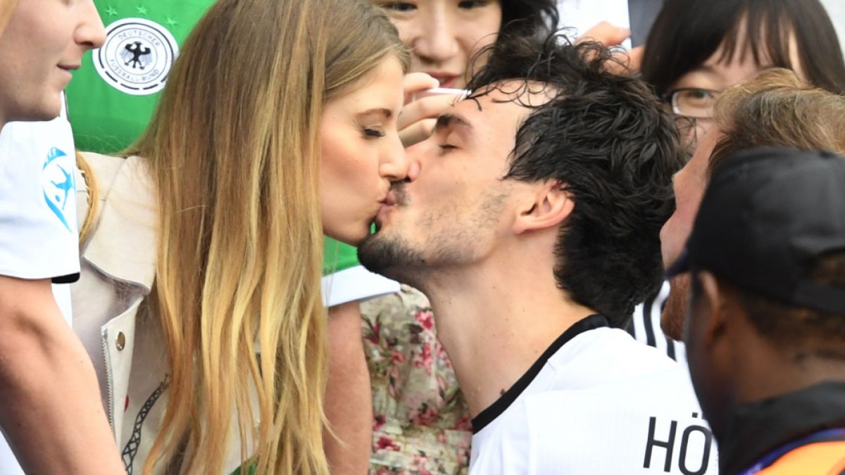 Romantische Szene am Spielfeldrand: Cathy und Mats Hummels bei einem innigen Kuss. (Foto)