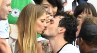 Romantische Szene am Spielfeldrand: Cathy und Mats Hummels bei einem innigen Kuss.