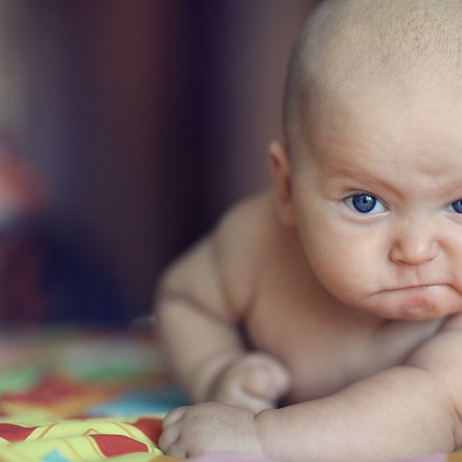Frau purzelt plötzlich Baby in Jogginghose Frau purzelt plötzlich Baby in Jogginghose (Foto)