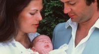 Der schwedische König Carl XVI. Gustaf und seine Frau Königin Silvia stellen im August 1977 ihre erstgeborene Tochter Victoria Ingrid vor.