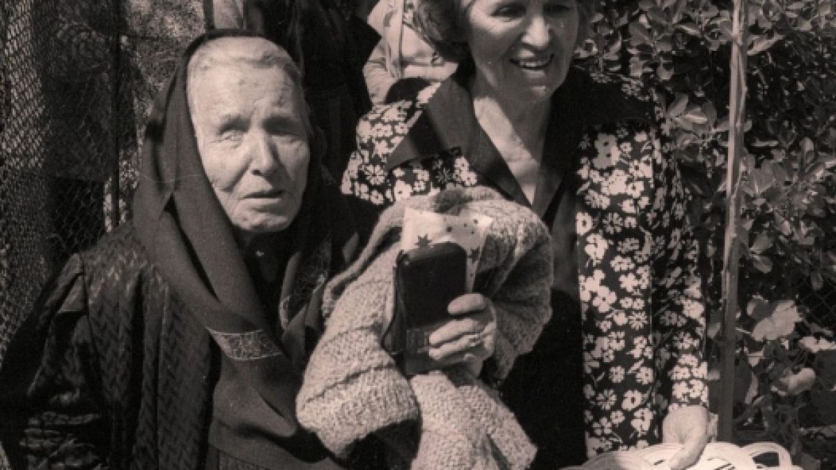 Die bulgarische Hellseherin "Baba Wanga" (links) auf einem Foto aus dem Jahr 1994, zwei Jahre vor ihrem Tod auf ihrem Grundstück in Rupite, Bulgarien. (Foto)