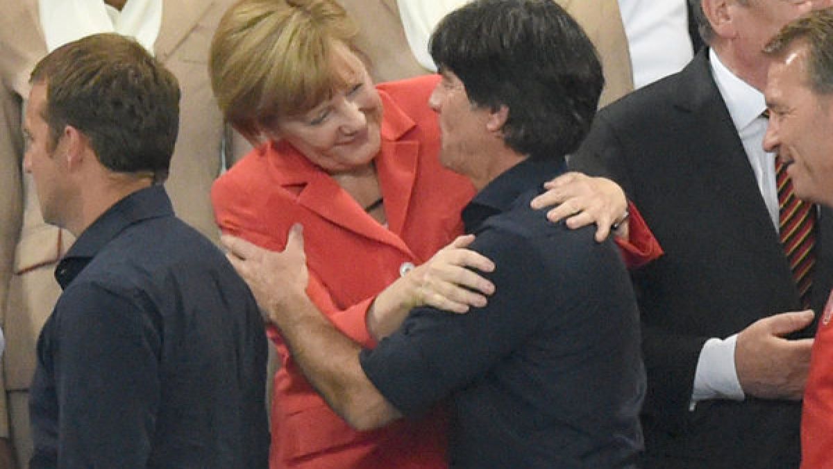 Angela Merkel und Joachim Löw sollen laut "Das Neue" ziemlich beste Freunde sein. (Foto)