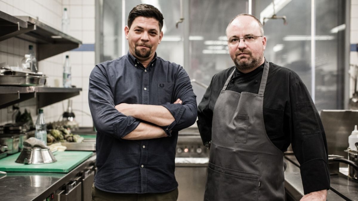 Tim Mälzer (links) und Christian Lohsen stellen sich bei "Kitchen Impossible" unlösbare Aufgaben. (Foto)