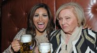 Bier scheint der angehenden Schauspielerin dennoch zu schmecken. Aber was ist nur mit ihrer Mutter los? Freudiges Zuprosten sieht anders aus...