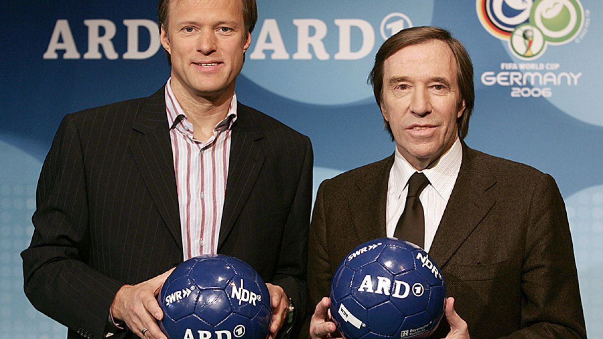 Das Moderatoren-Duo Gerhard Delling (li.) und Günter Netzer sollen von der ARD Millionen erhalten haben. (Foto)