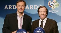 Das Moderatoren-Duo Gerhard Delling (li.) und Günter Netzer sollen von der ARD Millionen erhalten haben.