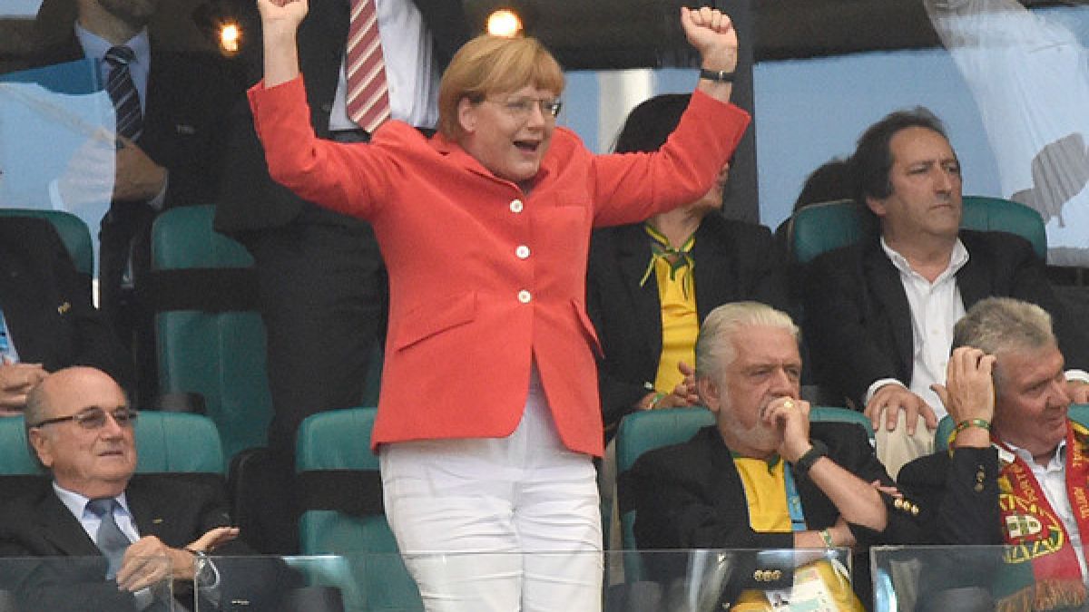 Merkels große Leidenschaft Fußball. Leider schaffte sie es terminbedingt dieses Jahr zu keinem der EM-Spiele. (Foto)