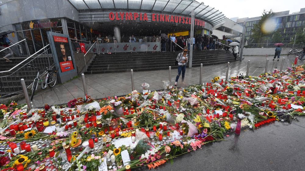 Am 22. Juli eröffnet ein 18-jähriger Deutsch-Iraner das Feuer im OEZ München. Zehn Menschen kommen dabei ums Leben. (Foto)