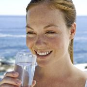 In der Sonne verliert der Körper über das Schwitzen zusätzlich Wasser. Deshalb am besten ein zusätzliches Glas Mineralwasser trinken.
