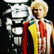 Kunterbunt ist sein Markenzeichen: Colin Baker als Doctor Who in der gleichnamigen Serie. Kunterbunt ist sein Markenzeichen: Colin Baker als Doctor Who in der gleichnamigen Serie.