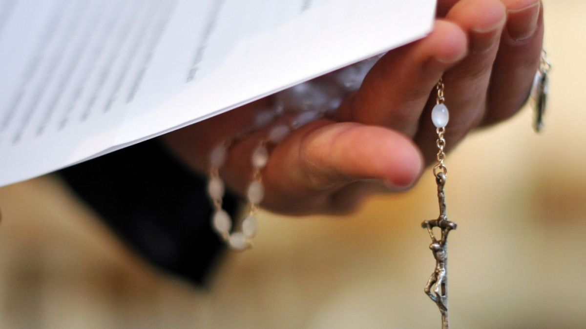 Ein Priester steht erneut wegen schweren Kindesmissbrauchs vor Gericht (Symbolbild). (Foto)