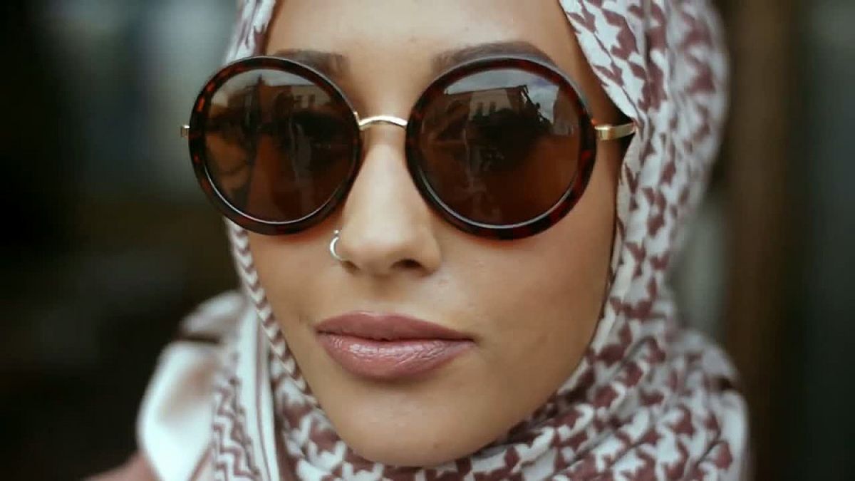 Ein muslimisches Model trägt in einem Werbevideo der Modekette HM einen Hidschab. (Foto)
