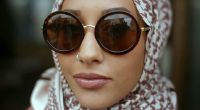 Ein muslimisches Model trägt in einem Werbevideo der Modekette HM einen Hidschab.