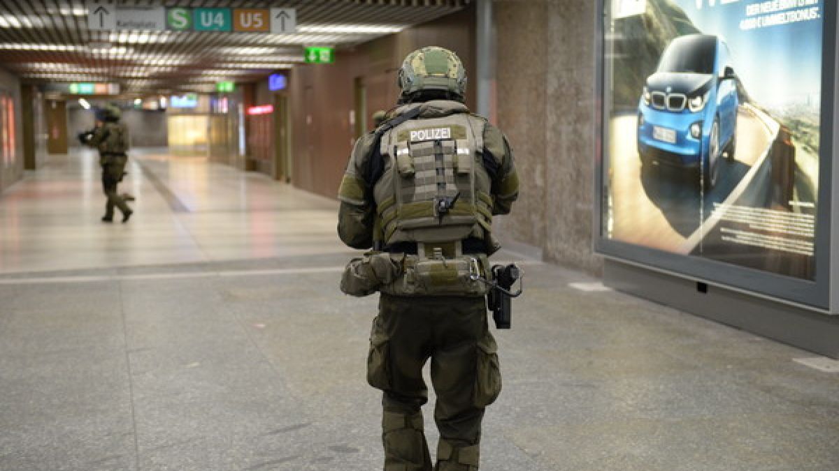 Spezialeinsatzkräfte der Polizei in der der U-Bahnstation Karlsplatz in München. Nach dem Amoklauf am Olympia-Einkaufszentrum hatte es auch Meldungen über Schüsse an anderen Orten in der Stadt gegeben. (Foto)