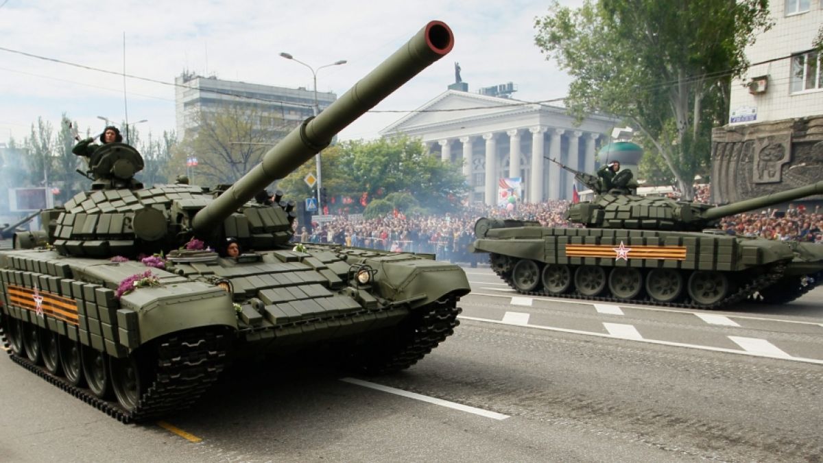 Pro-russiche Militärparade in der Ukraine: Hier tötete die russische Armee 2.000 Soldaten. (Foto)
