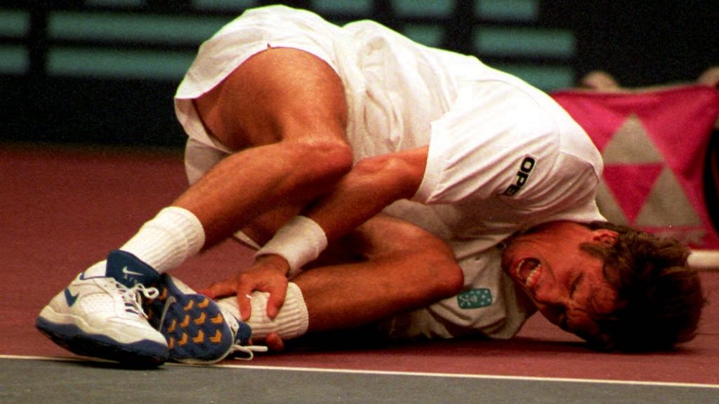 Tennis-Profi Michael Stich blieb 1998 mit schmerzverzerrtem Gesicht am Boden liegen, als er bei dem Match gegen Australier Todd Woodbridge umgeknickt ist - die Diagnose: Bänderriss. (Foto)