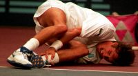 Tennis-Profi Michael Stich blieb 1998 mit schmerzverzerrtem Gesicht am Boden liegen, als er bei dem Match gegen Australier Todd Woodbridge umgeknickt ist - die Diagnose: Bänderriss.