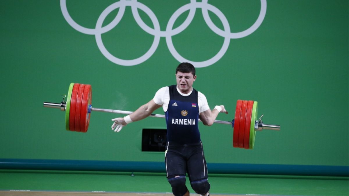 Schmerzhaft: Der linke Arm des Gewichthebers Andranik Karapetyan knickt einfach weg. (Foto)