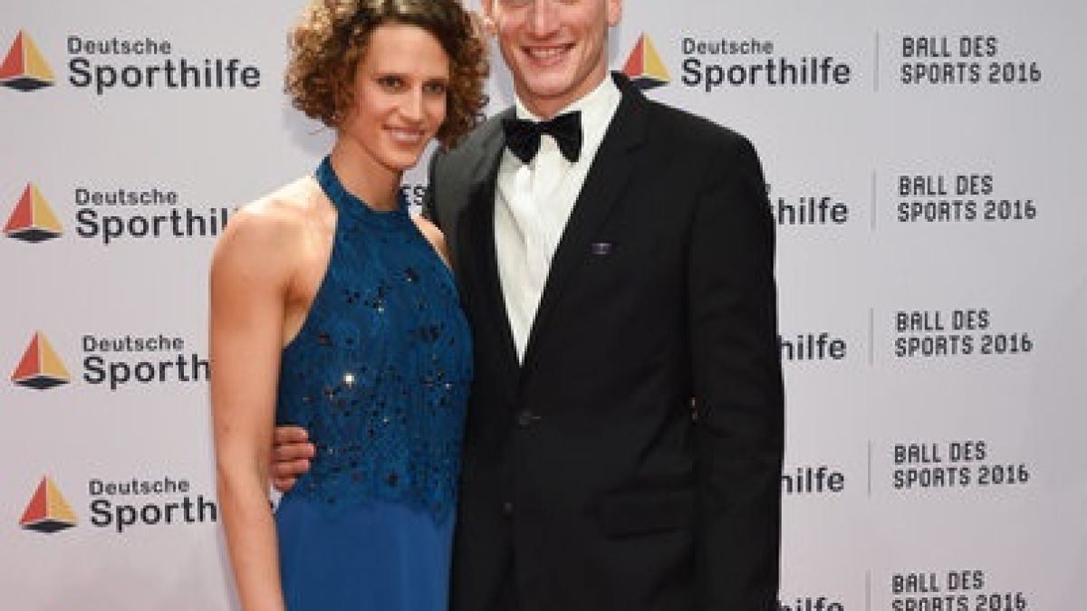 Lena Schöneborn mit Freund Alexander Nobis beim Ball des Sports. (Foto)