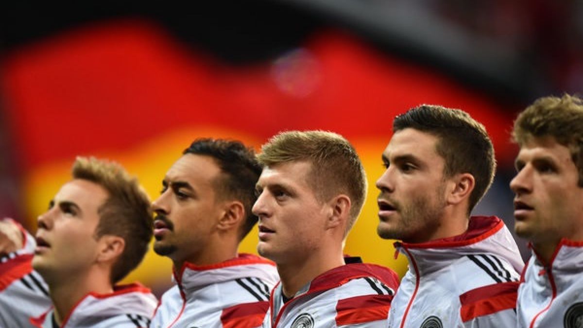 Deutschlands Mario Götze (l-r), Karim Bellarabi, Toni Kroos, Jonas Hector und Thomas Müller bei der Nationalhymne. (Foto)