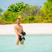 Moderator Peer Kusmagk wird als Neuzugang in einer späteren Folge auf der Insel der Versuchung stranden. Moderator Peer Kusmagk wird als Neuzugang in einer späteren Folge auf der Insel der Versuchung stranden.