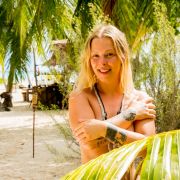 Ex-Queensberry Sängerin Leo Bartsch wird als Neuzugang in einer späteren Folge auf der Insel der Versuchung stranden. Ex-Queensberry Sängerin Leo Bartsch wird als Neuzugang in einer späteren Folge auf der Insel der Versuchung stranden.