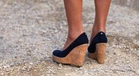 Auch auf die Auswahl ihrer Schuhe legt die Prinzessin von Wales größten Wert. Für eine Reise nach Australien tauschte Kate ihre High Heels gegen diese bequemen Sandaletten mit Keilabsatz in Kork-Optik.