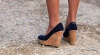 Auch auf die Auswahl ihrer Schuhe legt die Herzogin von Cambridge größten Wert. Für eine Reise nach Australien tauschte Kate ihre High Heels gegen diese bequemen Sandaletten mit Keilabsatz in Kork-Optik.