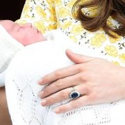 Auf diesem Foto sind gleich zwei modische Highlights vertreten: Zum einen präsentiert Herzogin Kate hier ihren berühmten Verlobungsring, zum anderen ist das hellgelb geblümte Kleid ein echter Hingucker. Auf diesem Foto sind gleich zwei modische Highlights vertreten: Zum einen präsentiert Herzogin Kate hier ihren berühmten Verlobungsring, zum anderen ist das hellgelb geblümte Kleid ein echter Hingucker.