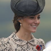 Woran erkennt man einen Royal schon aus der Ferne? Richtig, am extravaganten Kopfschmuck. Kate kombiniert hier einen schwarzen Fascinator-Hut mit einem dezenten Kleid aus beigefarbener Spitze. Woran erkennt man einen Royal schon aus der Ferne? Richtig, am extravaganten Kopfschmuck. Kate kombiniert hier einen schwarzen Fascinator-Hut mit einem dezenten Kleid aus beigefarbener Spitze.
