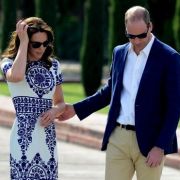 Für ihre Reise nach Indien im April 2016 entschied sich Herzogin Catherine für ein bezauberndes weißes Kleid mit auffälligem blauen Aufdruck. Beim Spaziergang vor dem Taj Mahal mit Prinz William machte sie darin eine makellose Figur. Für ihre Reise nach Indien im April 2016 entschied sich Herzogin Catherine für ein bezauberndes weißes Kleid mit auffälligem blauen Aufdruck. Beim Spaziergang vor dem Taj Mahal mit Prinz William machte sie darin eine makellose Figur.