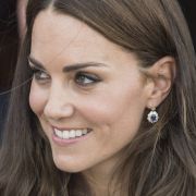 Accessoires sind der Herzogin von Cambridge fast so wichtig wie ihre Outfits. Passend zu ihrem saphirblauen Verlobungsring trägt Kate hier bezaubernde Ohrhänger, die ebenfalls mit Saphiren besetzt sind. Accessoires sind der Herzogin von Cambridge fast so wichtig wie ihre Outfits. Passend zu ihrem saphirblauen Verlobungsring trägt Kate hier bezaubernde Ohrhänger, die ebenfalls mit Saphiren besetzt sind.