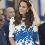 Bei einem Termin in Luton zog Herzogin Catherine alle Blicke in einem weißen Kleid mit blauen Mohnblumen auf sich, das von LK Bennett designt wurde. Bei einem Termin in Luton zog Herzogin Catherine alle Blicke in einem weißen Kleid mit blauen Mohnblumen auf sich, das von LK Bennett designt wurde.