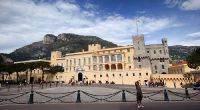 Der Grimaldi-Palast in Monte Carlo (Monaco). Hier residieren Fürst Albert, Fürstin Charlène und die beiden Zwillinge Jacques und Gabriella. Die Befestigung entstand 1191 auf einem Felsen mit Blick auf das Meer.