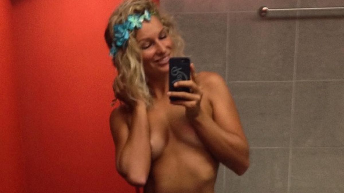 Sexy Surfer-Dame: Janni Hönscheid präsentiert sich auch auf Instagram gern in knapper Kleidung. (Foto)