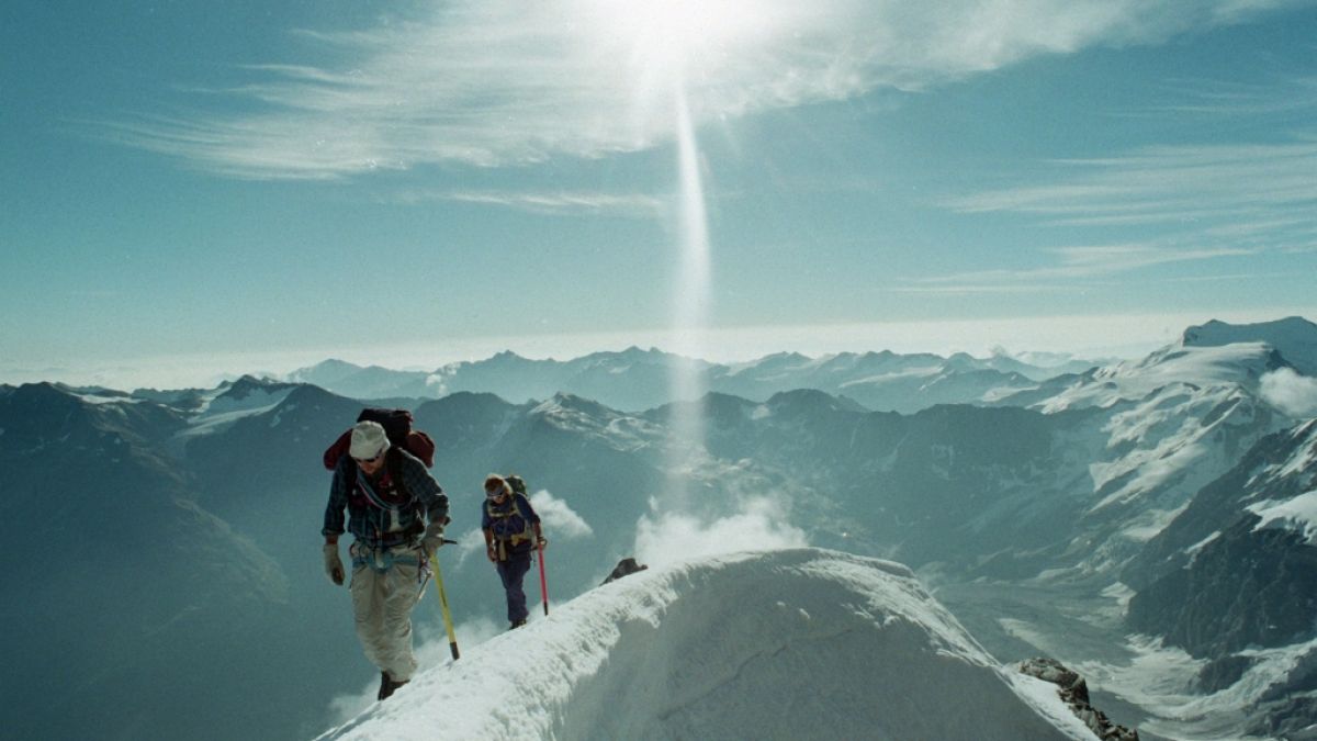 Ein deutscher Tourist ist bei einer Wanderung in den Südtiroler Alpen etwa 500 Meter tief abgestürzt. (Foto)
