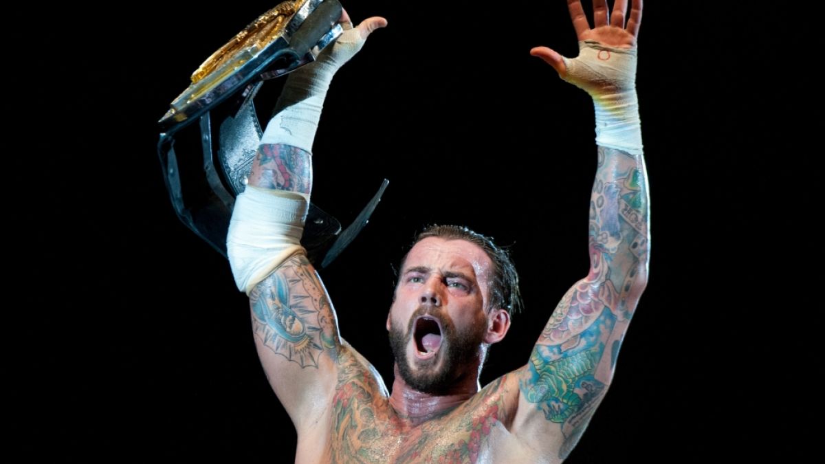 CM Punk stieg zum ersten Mal in einen MMA-Käfig. (Foto)