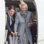 Okay, die Frisur sitzt nicht ganz, das Outfit aber umso mehr: Herzogin Camilla entsteigt hier in einer makellosen Kombination aus grauem Paisleykleid und farblich passendem Mantel einem Flugzeug. Okay, die Frisur sitzt nicht ganz, das Outfit aber umso mehr: Herzogin Camilla entsteigt hier in einer makellosen Kombination aus grauem Paisleykleid und farblich passendem Mantel einem Flugzeug.
