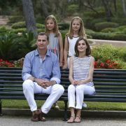 Die spanischen Royals mal ganz leger: Im Sommerurlaub lässt Königin Letizia die Abendroben im Schrank und kombiniert schmale Hosen mit einem lässigen Ringeltop. Super gemacht, liebe Letizia! Die spanischen Royals mal ganz leger: Im Sommerurlaub lässt Königin Letizia die Abendroben im Schrank und kombiniert schmale Hosen mit einem lässigen Ringeltop. Super gemacht, liebe Letizia!