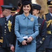 Auch die junge Generation des britischen Königshauses, hier in Person von Herzogin Kate, legt großen Wert auf ein stilvolles Auftreten. In ihrem blauen Mantelkleid hat die Ehefrau von Prinz William allen Grund zur Freude. Auch die junge Generation des britischen Königshauses, hier in Person von Herzogin Kate, legt großen Wert auf ein stilvolles Auftreten. In ihrem blauen Mantelkleid hat die Ehefrau von Prinz William allen Grund zur Freude.