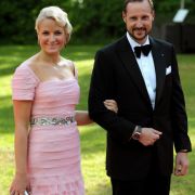 Ein Blick zu den skandinavischen Royals zeigt: Auch im hohen Norden ist Stilgefühl an der Tagesordnung. Hier strahlt Mette-Marit, Kronprinzessin von Norwegen, an der Seite ihres Mannes Haakon in einer Traumrobe in zartem Rosa in die Kamera. Ein Blick zu den skandinavischen Royals zeigt: Auch im hohen Norden ist Stilgefühl an der Tagesordnung. Hier strahlt Mette-Marit, Kronprinzessin von Norwegen, an der Seite ihres Mannes Haakon in einer Traumrobe in zartem Rosa in die Kamera.