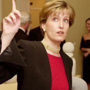 Sophie, die Gattin von Prinz Edward, weiß, wie man sich stilvoll anzieht: Hier glänzt die Gräfin von Wessex in einer schicken Kombination aus rotem Abendkleid und schwarzem Bolerojäckchen. Sophie, die Gattin von Prinz Edward, weiß, wie man sich stilvoll anzieht: Hier glänzt die Gräfin von Wessex in einer schicken Kombination aus rotem Abendkleid und schwarzem Bolerojäckchen.