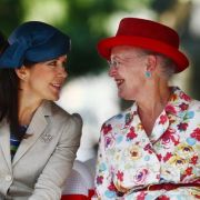 Zwei, die sich verstehen: Dänemarks Königin Margrethe II. scherzt bei einem öffentlichen Termin mit ihrer Schwiegertochter Prinzessin Mary. Natürlich sehen beide wie aus dem Ei gepellt aus. Zwei, die sich verstehen: Dänemarks Königin Margrethe II. scherzt bei einem öffentlichen Termin mit ihrer Schwiegertochter Prinzessin Mary. Natürlich sehen beide wie aus dem Ei gepellt aus.